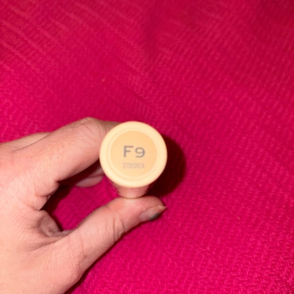 Revolution Fast Base Stick Foundation F9 - Picture 2 of 2